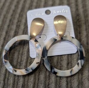 tortoiseshell acrylic drop hoop earrings.